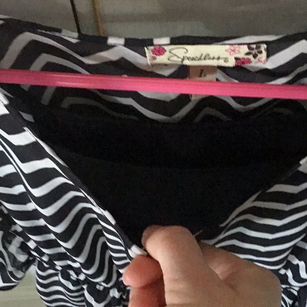 Girls Large chevron pattern black & white blouse - Picture 4 of 7